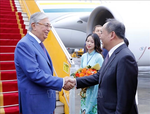 Tổng thống Kazakhstan bắt đầu thăm chính thức Việt Nam